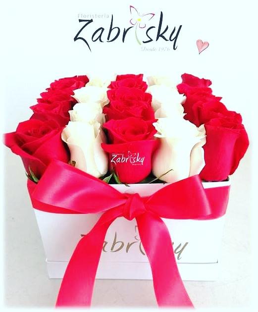 Rosas rojas y blancas en caja Floristería en Pereira - Floristería Zabrisky