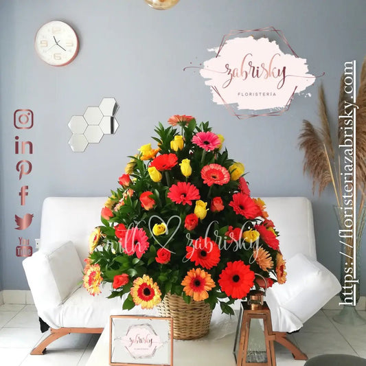 Sensacional ramo de #gerberas y #rosasdecolores acompañado de follajes - Floristería Zabrisky