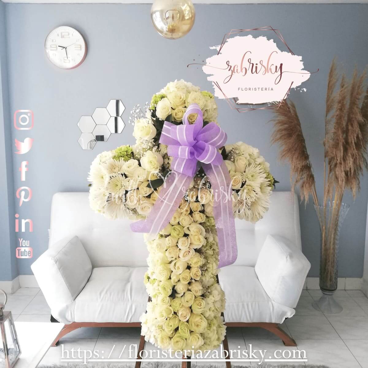 Cruz - Rosas Blancas - Floristería Zabrisky