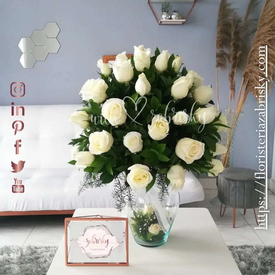 Elegantes y delicadas #rosasblancas #floristeriazabrisky #pereira - Floristería Zabrisky
