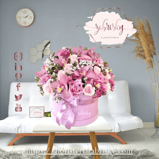 Adele - caja rosas lilas, rosadas y orquídeas - Floristería Zabrisky
