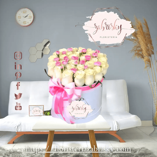 Carla - caja rosas blancas y mini claveles - Floristería Zabrisky