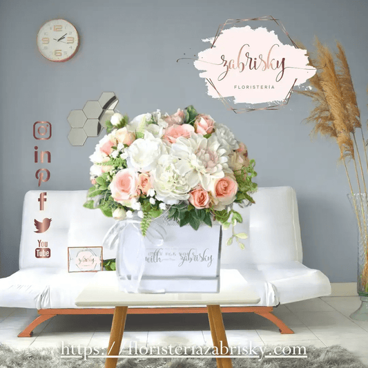 Martina - caja rosas rosadas y flores blancas - Floristería Zabrisky