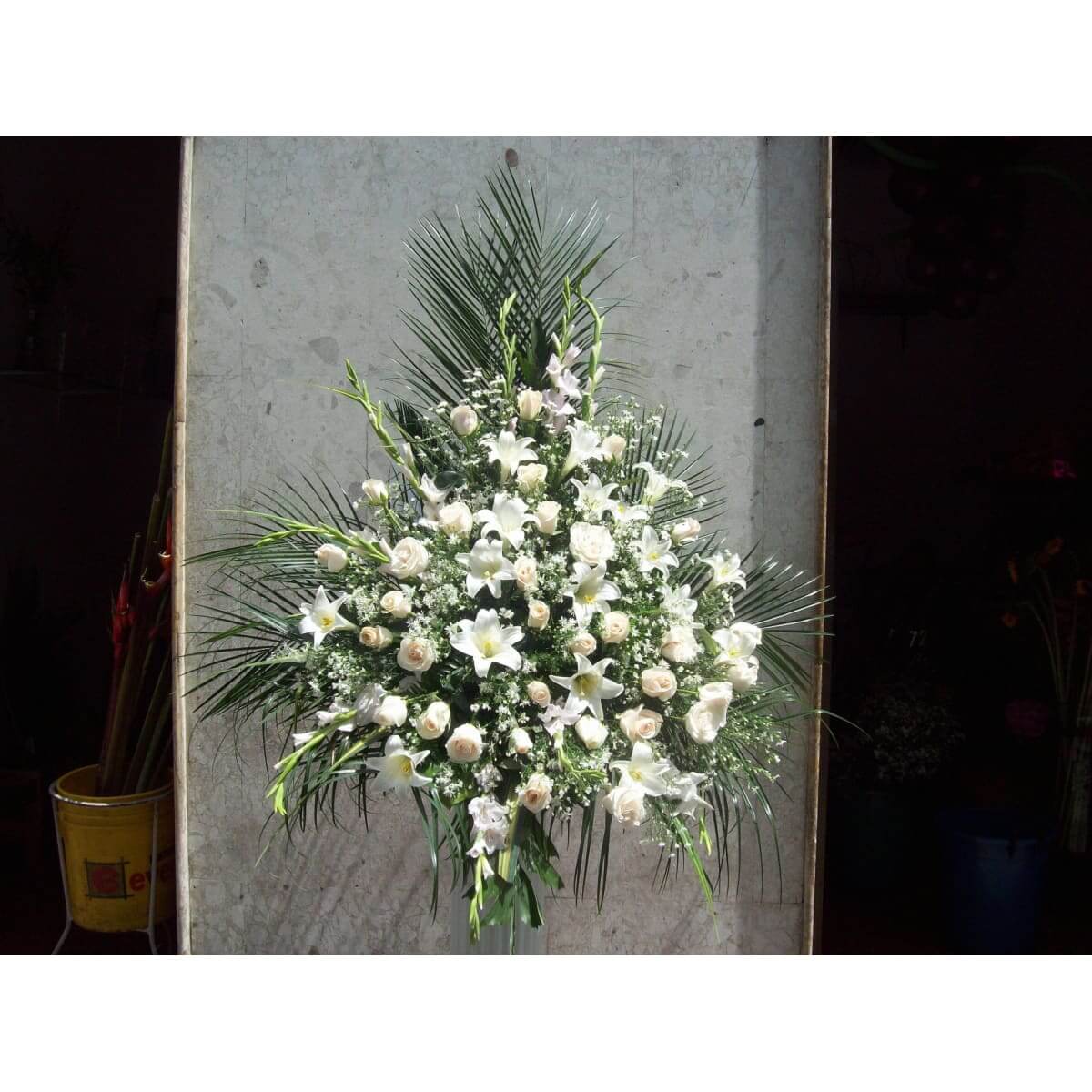 Pureza - Corona Fúnebre - Rosas Blancas - Floristería Zabrisky