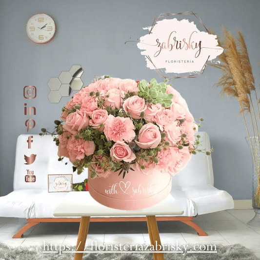 Sweet Baby - caja rosas y claveles rosados - Floristería Zabrisky